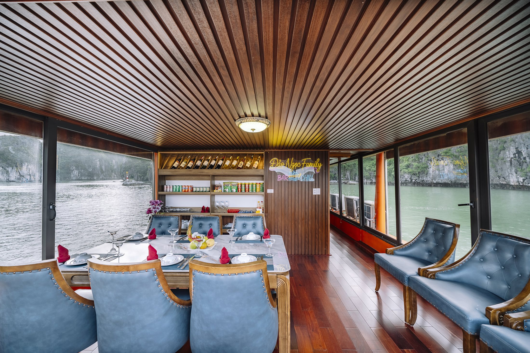 Panoramic dining room on the bay