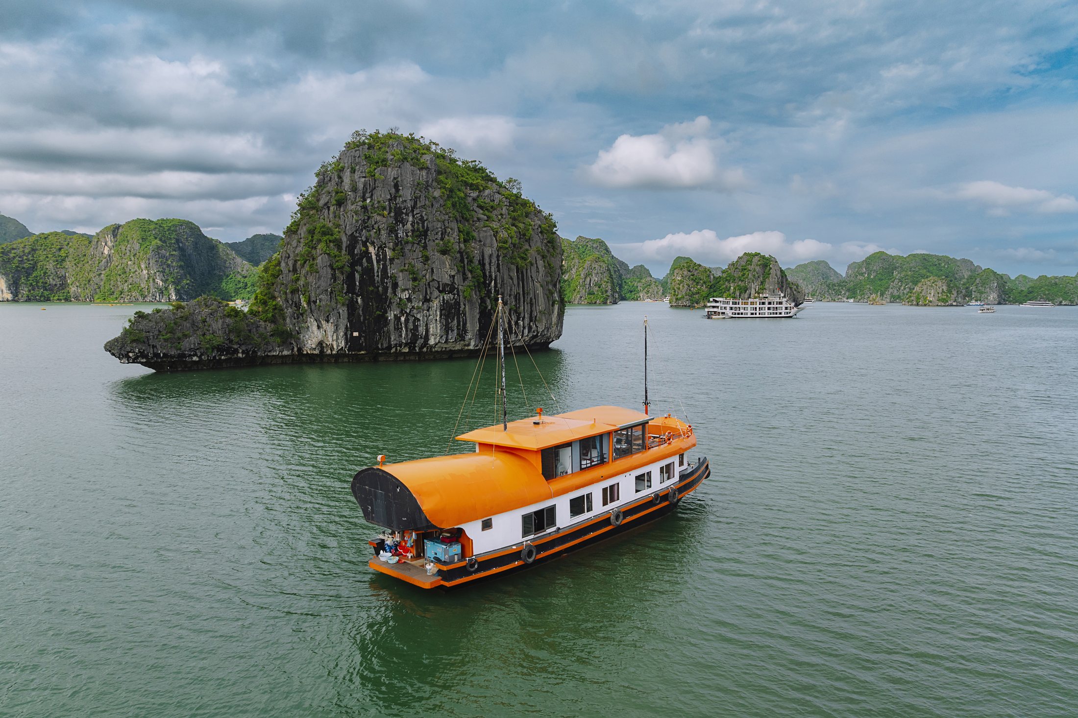 Four-room overnight boat in Lan Ha Bay