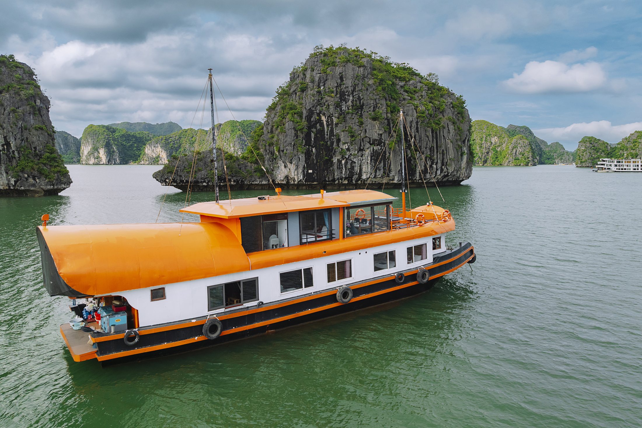 Four-room overnight boat cruising through Lan Ha Bay