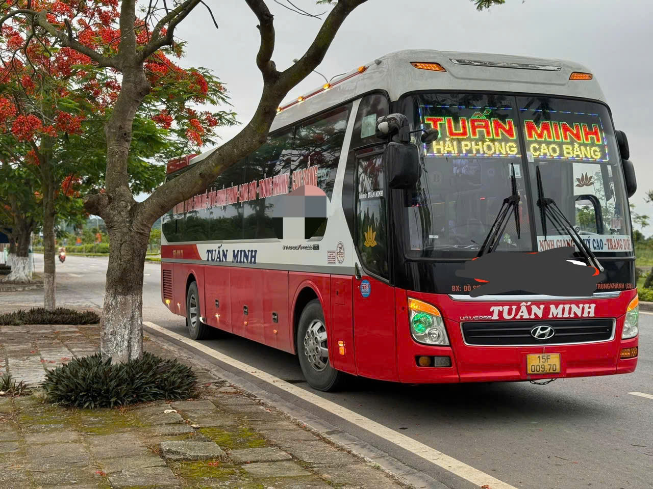 Overnight bus serving the Cao Bang to Cat Ba route