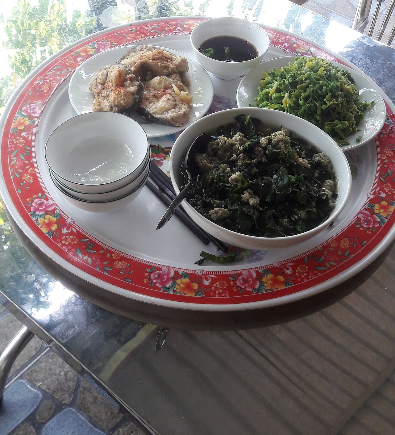 Illustrative Vietnamese family meal with rice, fish, vegetables and soup; not photographed in a Cat Ba home.
