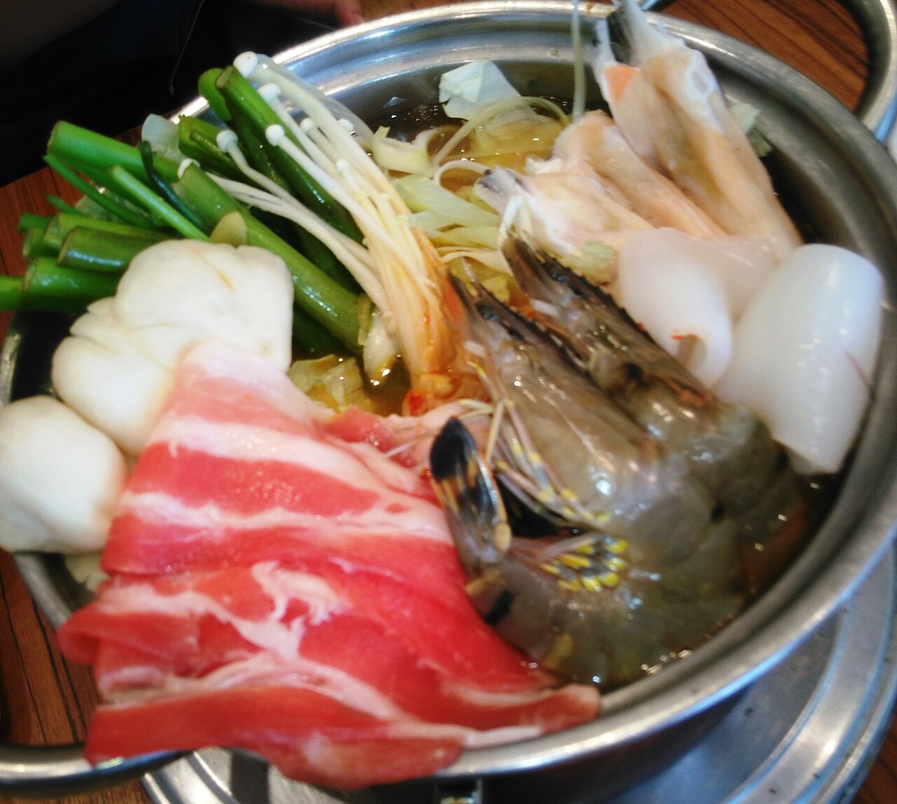Illustrative seafood hotpot photographed at a Vietnamese restaurant; not a Cat Ba family meal.
