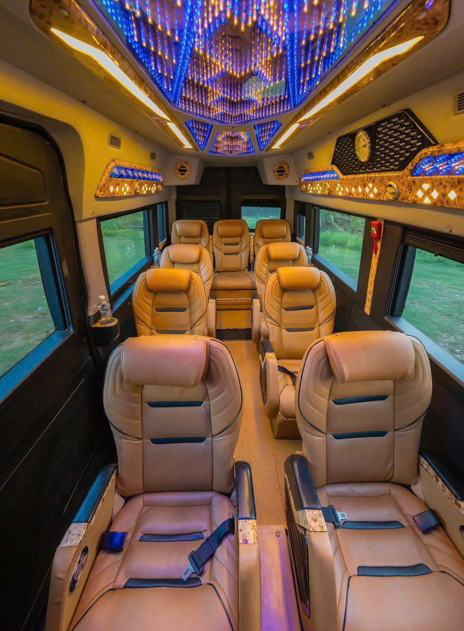 Limousine passenger seats for travel from Ninh Binh