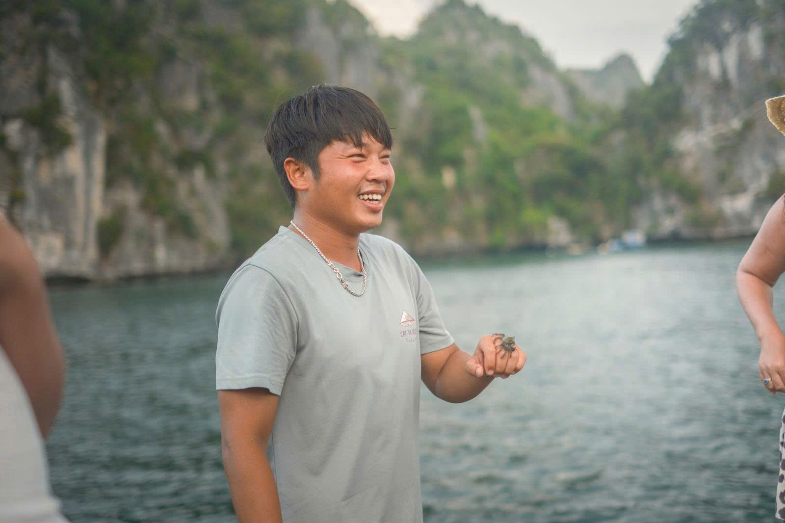 Local guide talking with guests beside the bay